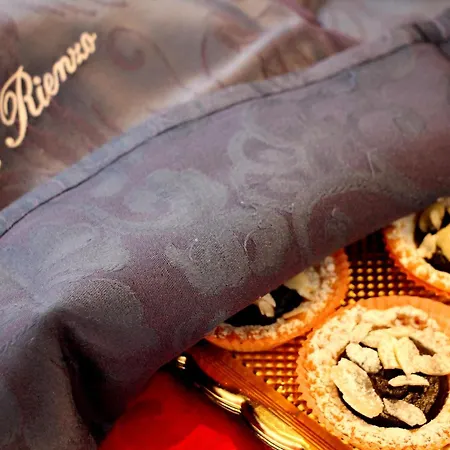 ディ リエンツォ パンテオン パレス ローマ