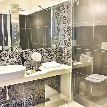 ディ リエンツォ パンテオン パレス